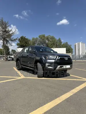 Photo - Toyota Hilux 2023 Gray