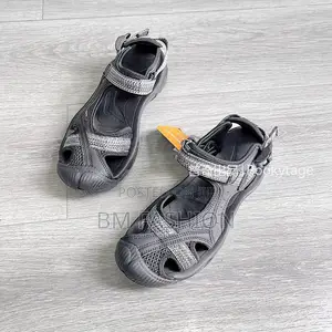 Gray Humtto Closed-Toe Outdoor Hiking Sandals in Grey