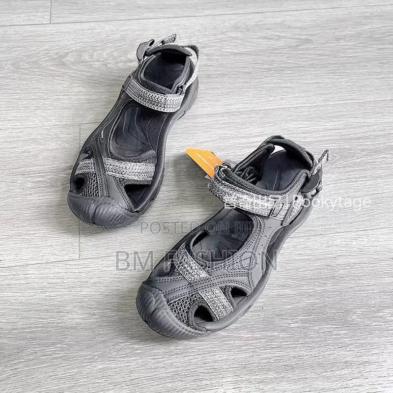 Gray Humtto Closed-Toe Outdoor Hiking Sandals in Grey