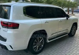 Toyota Land Cruiser LC300 2023 White