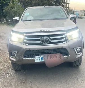 Photo - Toyota Hilux 2018 Gold