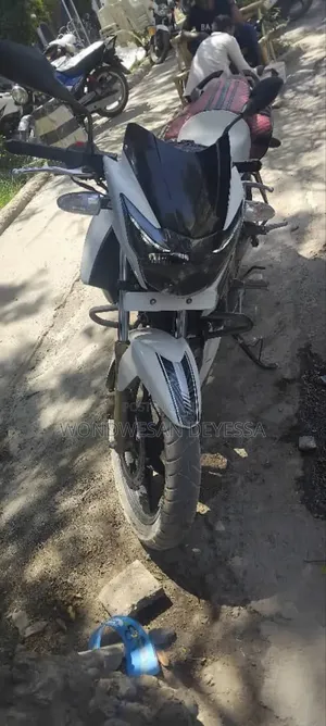 TVS Apache 180 RTR 2023 White