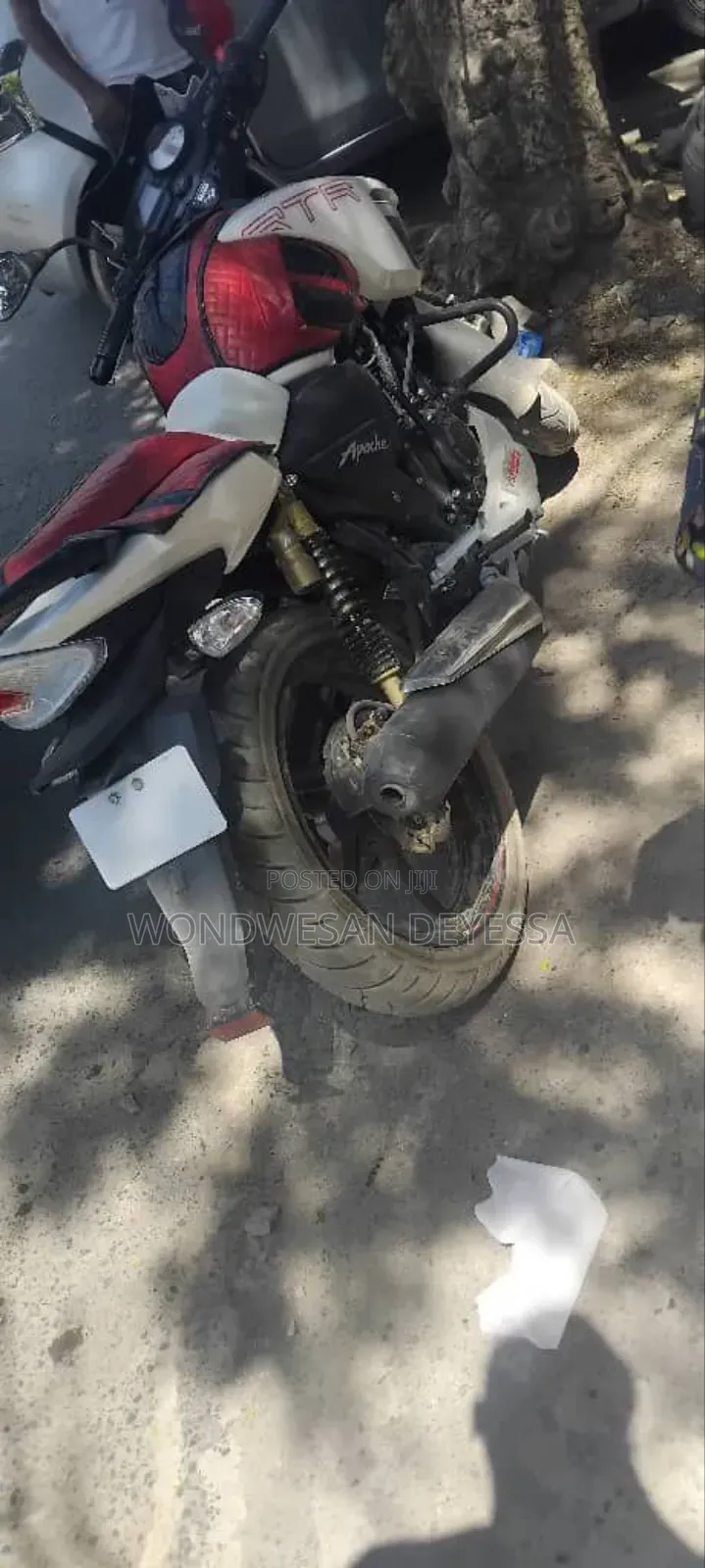 TVS Apache 180 RTR 2023 White