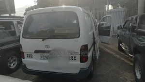 Toyota HiAce 2000 White