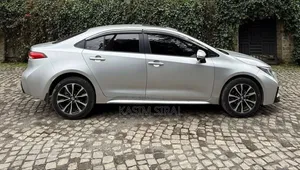 Photo - Toyota Corolla LE 2023 Silver