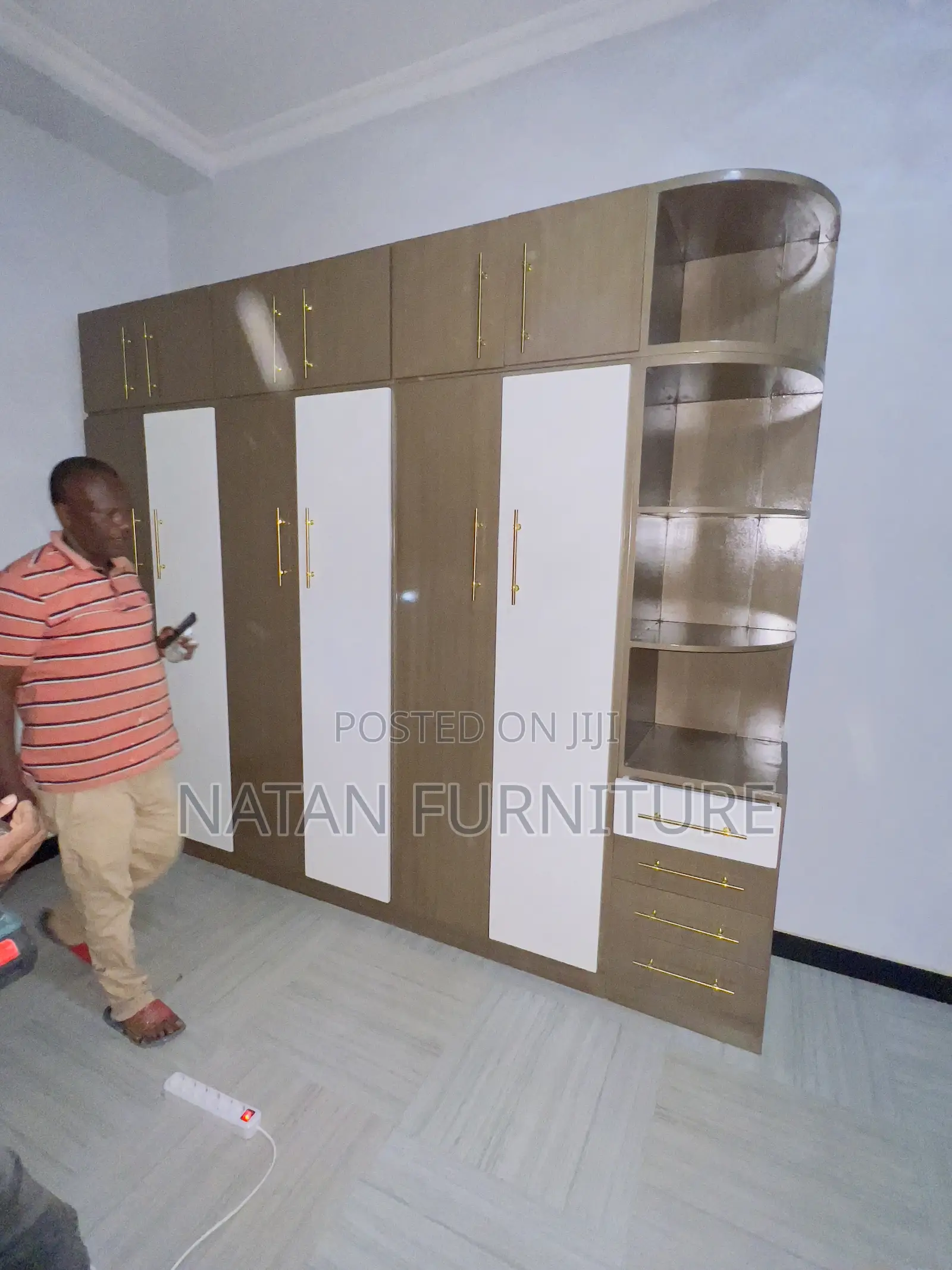 የልብስ ቁምሳጥን ዘመናዊ ዲዛይን በፈለጉት የከለር ምርጫ