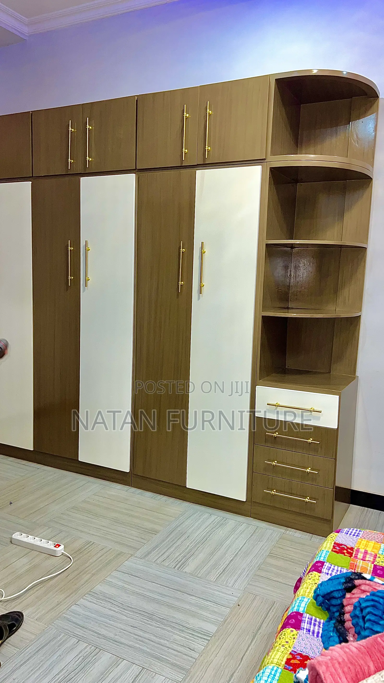 የልብስ ቁምሳጥን ዘመናዊ ዲዛይን በፈለጉት የከለር ምርጫ