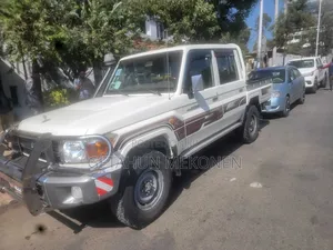Photo - Toyota Land Cruiser 2016 White