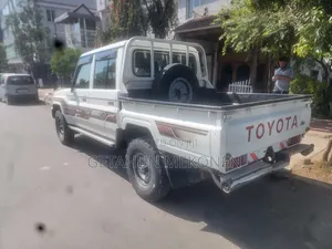 Toyota Land Cruiser 2016 White