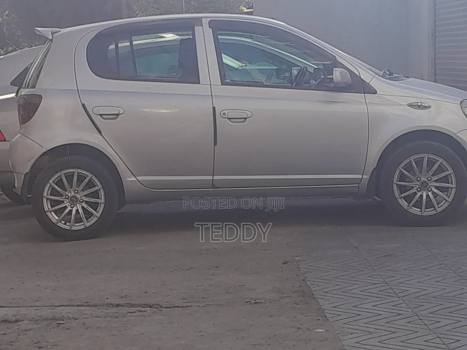 Toyota Vitz 2001 Silver