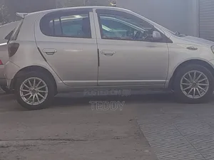 Photo - Toyota Vitz 2001 Silver