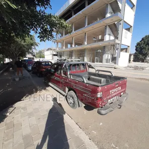 Toyota Hilux 2000 Burgundy