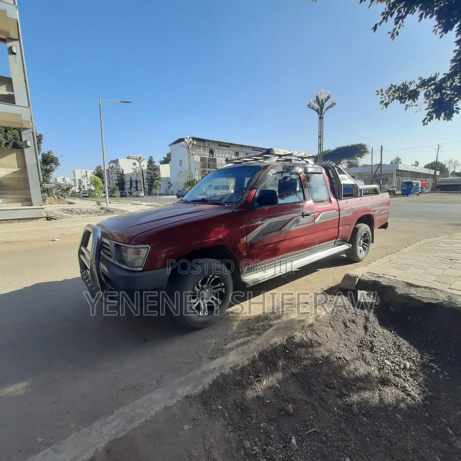Toyota Hilux 2000 Burgundy