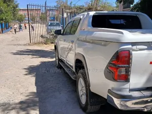 Toyota Hilux 2019 White