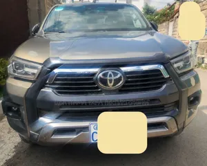 Photo - Toyota Hilux 2021 Gold