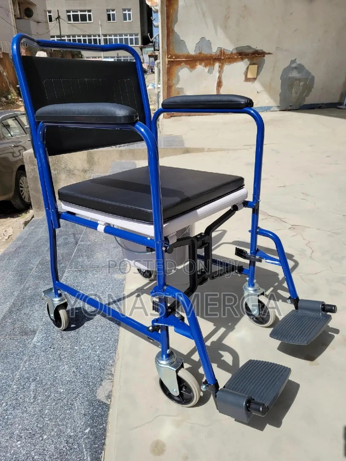 Toilet Chair你鄒easy Fit Into the Toilet/It Is a Lightweight Wheelchair