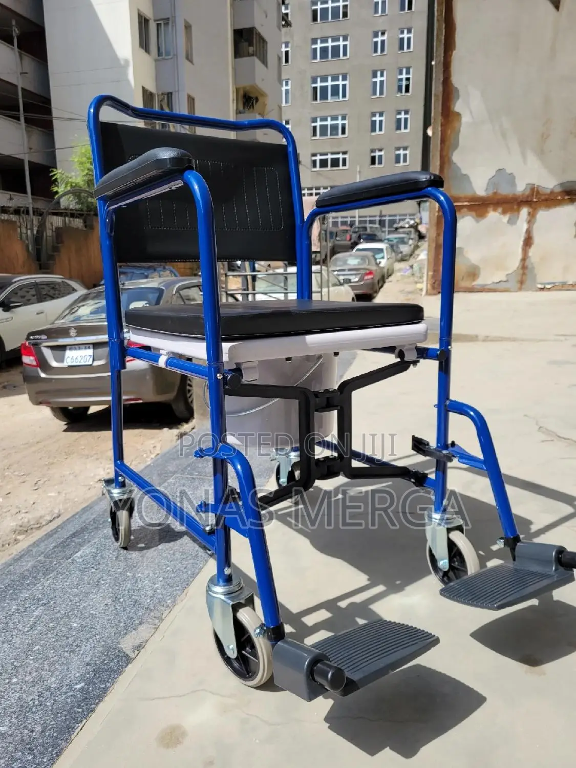 Toilet Chair嶮盔clean, and Wheelchair Itself Is Stable and Secure."