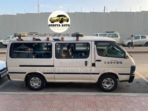 Photo - Toyota HiAce 2002