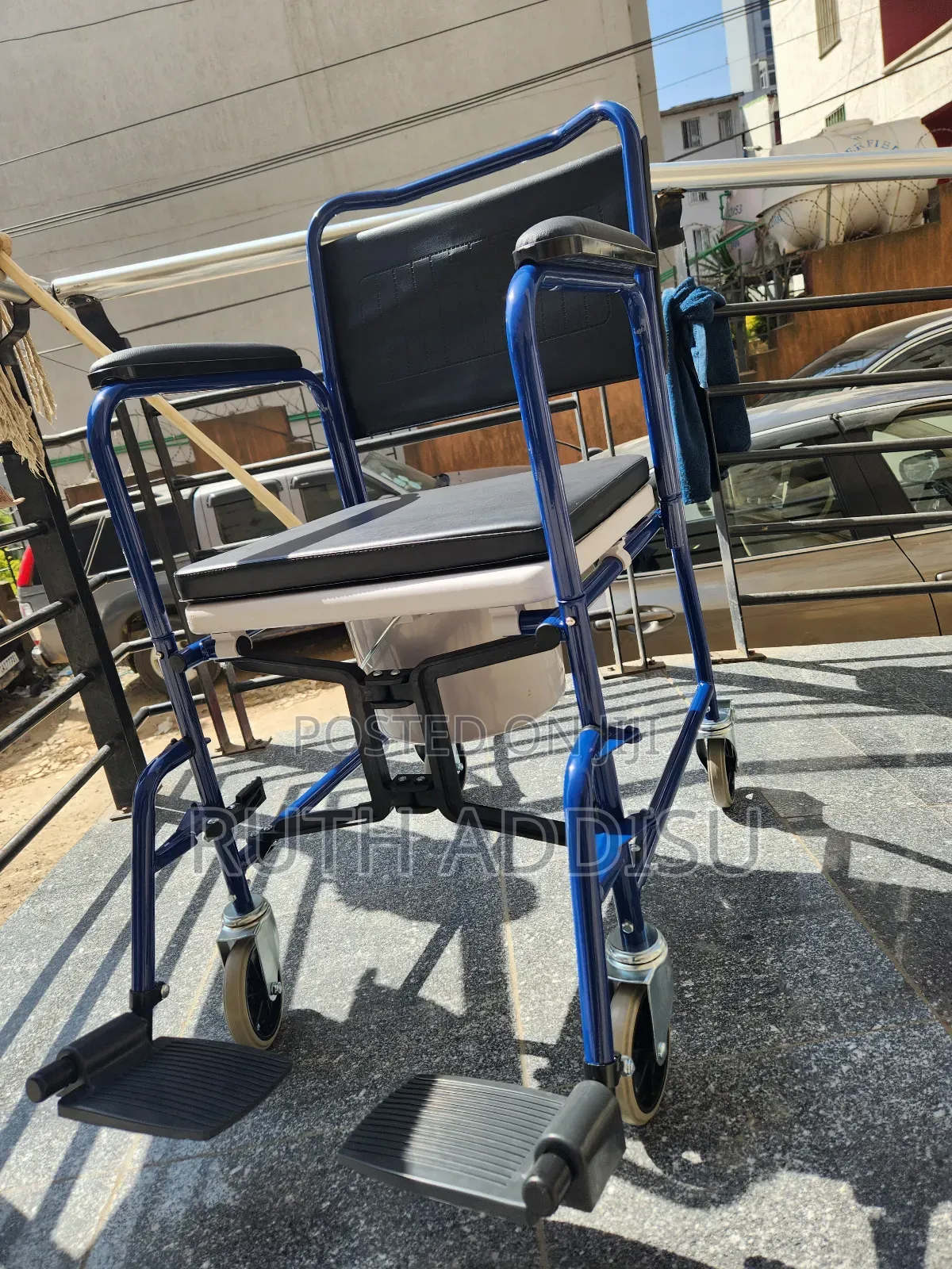 ኮሞድ ባለ ፖፖ እና የሻወር Plate ያለው Wheelchair朱槿wheelchair軟體wheelchair Best