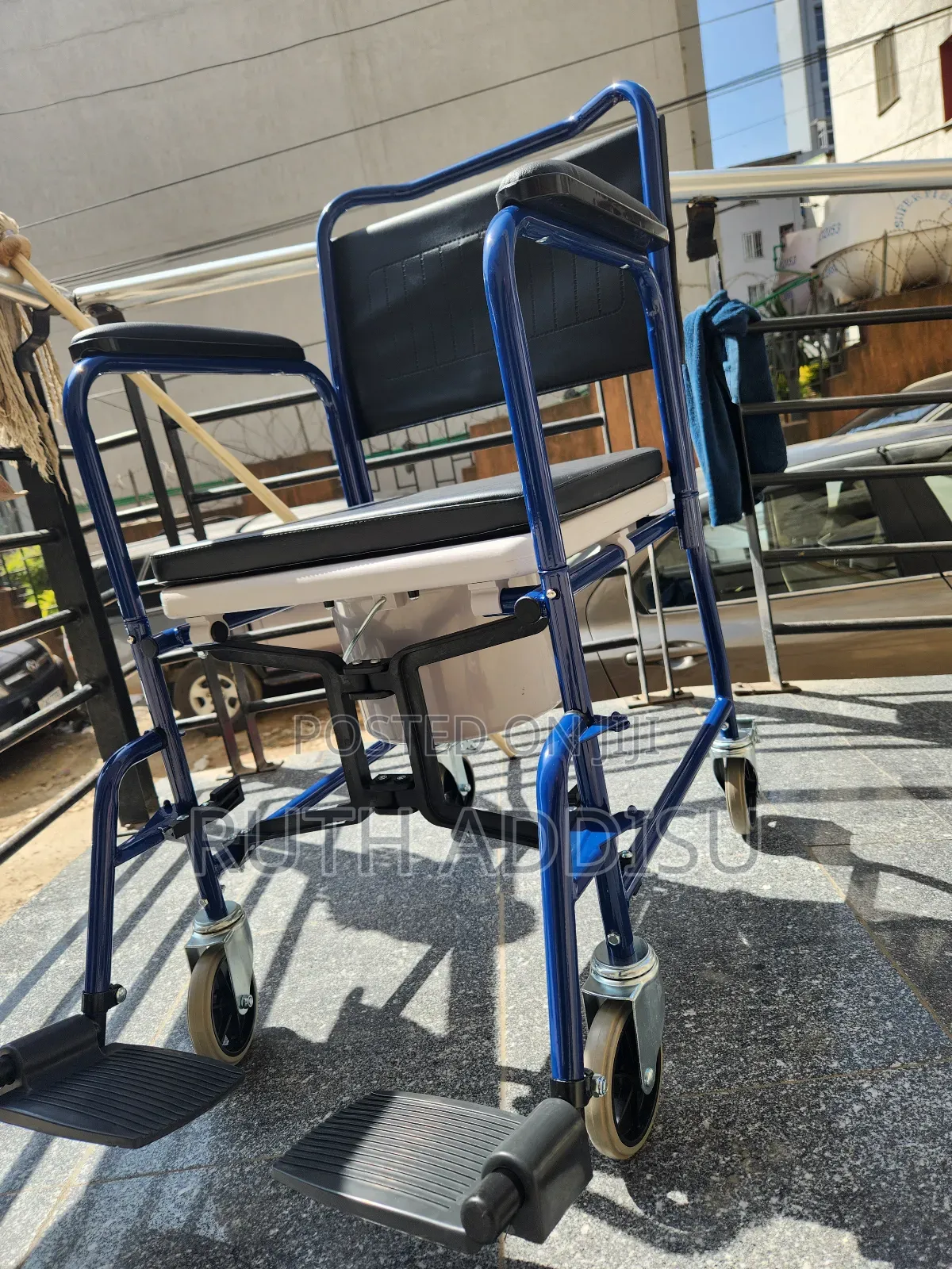 ኮሞድ ባለ ፖፖ እና የሻወር Plate ያለው Wheelchair朱槿wheelchair軟體wheelchair Best