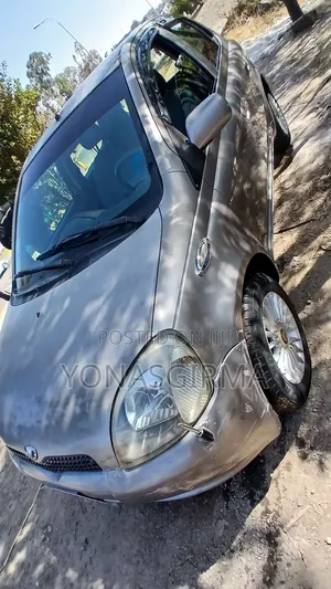 Photo - Toyota Vitz 2001 Silver