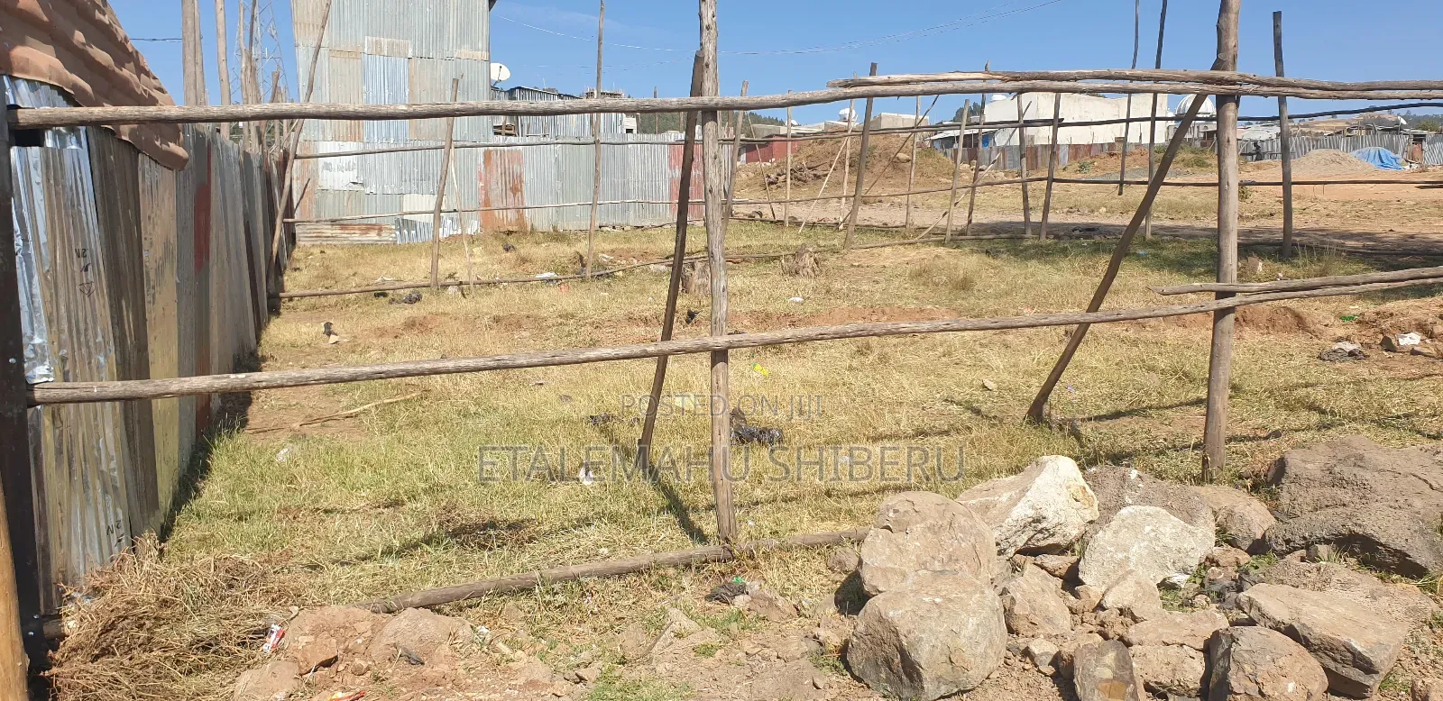 አራራት ጀርባ አከባቢ 150 ካሜ E ካርታው ያለው ፣አፈር ምርመራ ደብተር ያለው፣ በመልማት ላይ ያለ።