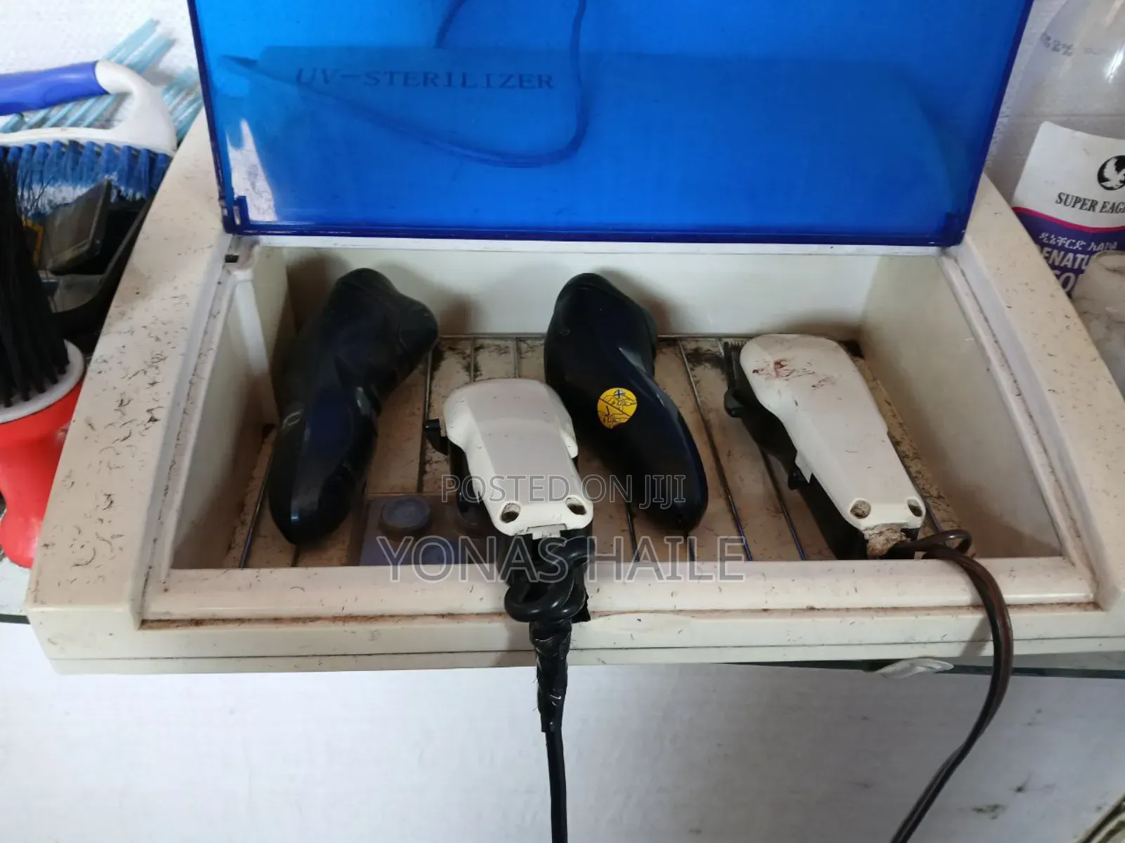 የጸጉር ቤት እቃዎች: 2 ወንበር , 2 ጸጉር መቁረጫ እና የጺም መላጫ