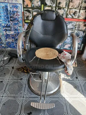 የጸጉር ቤት እቃዎች: 2 ወንበር , 2 ጸጉር መቁረጫ እና የጺም መላጫ