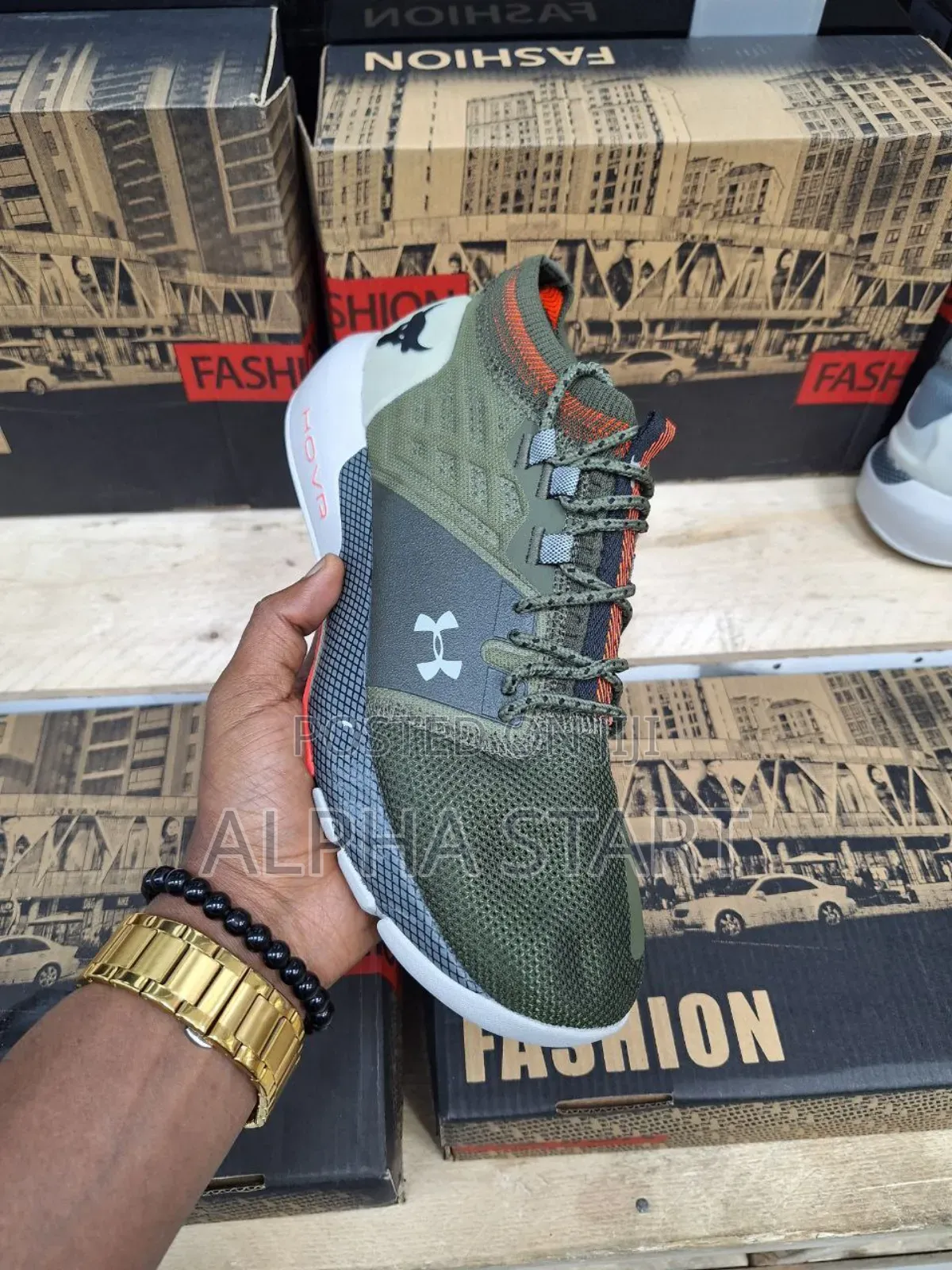New Arrival  
 Under Armour 
 Made in Vietnam 
 Size -- 40 --43