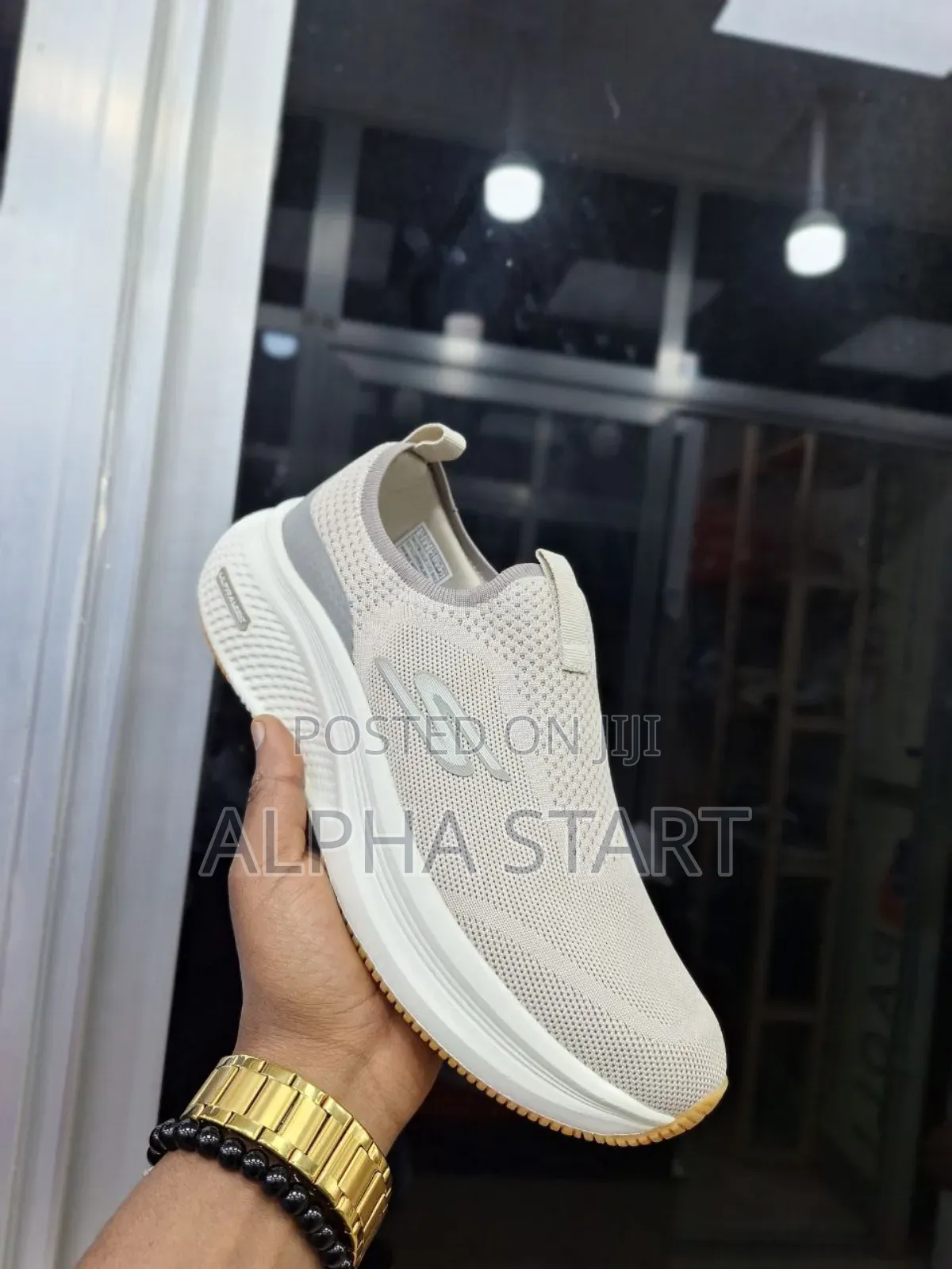 New Arrival Skechers Comfortable Sneakers 
For 3 Color Made in Vietnam