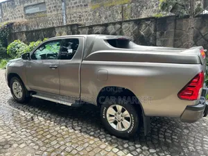 Photo - Toyota Hilux 2020 Silver