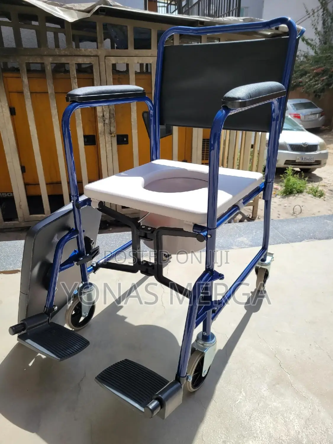 Toilet Chair疇旵commode#Wheels of This Chair Come With a Locking System