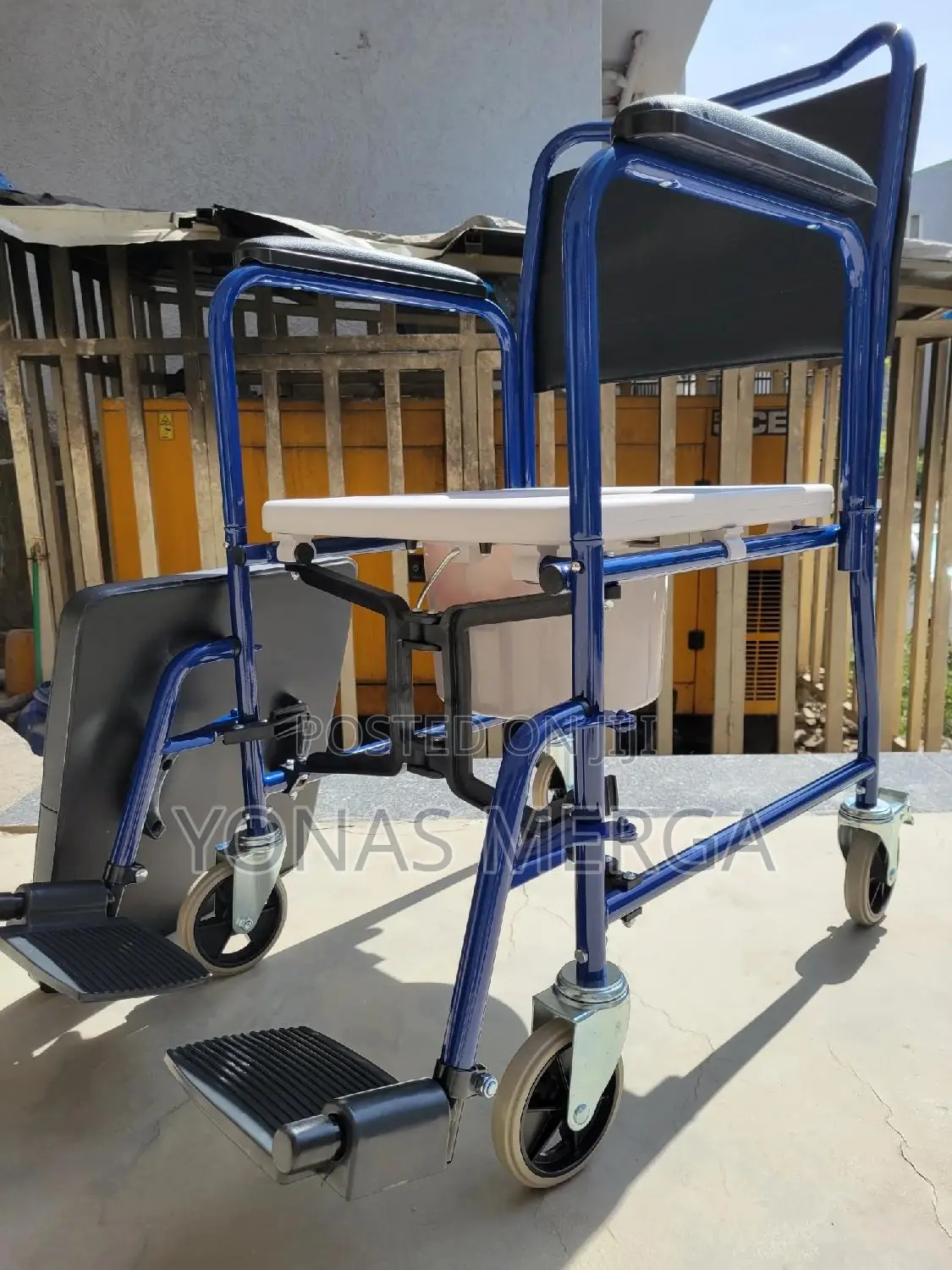 Toilet Chair僉飼commode Features Four Easy-Roll Castors (2 With Brakes)