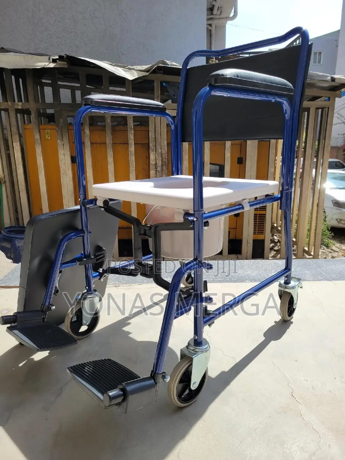 Steel Commode Chair岍禽toilet Chair毌里frame
2.Flip Up Armrest