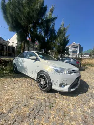 Photo - Toyota Yaris SE Hatchback 5dr 2013 White