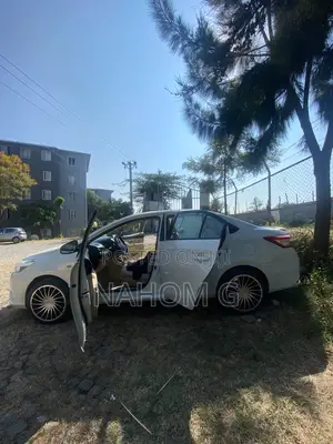 Toyota Yaris SE Hatchback 5dr 2013 White