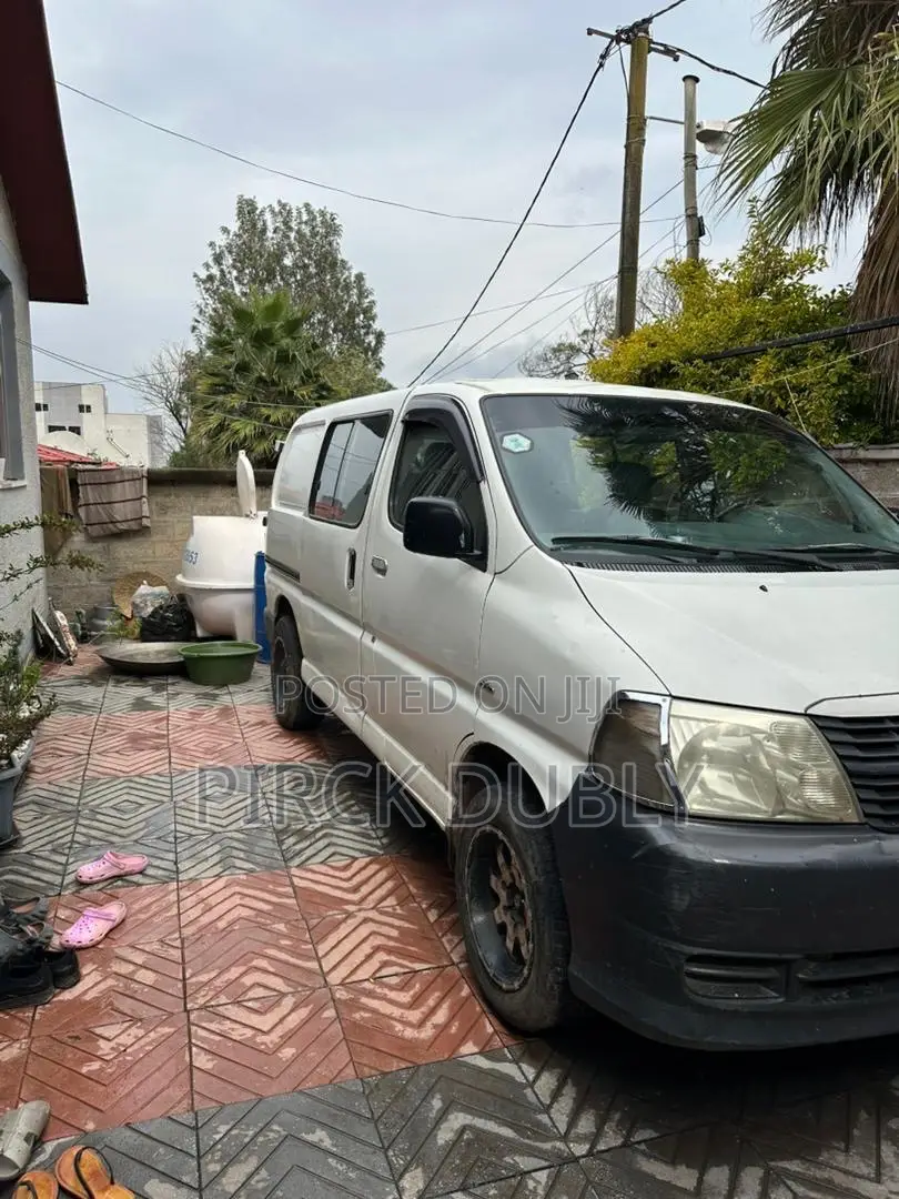 Toyota HiAce 220 2007 White