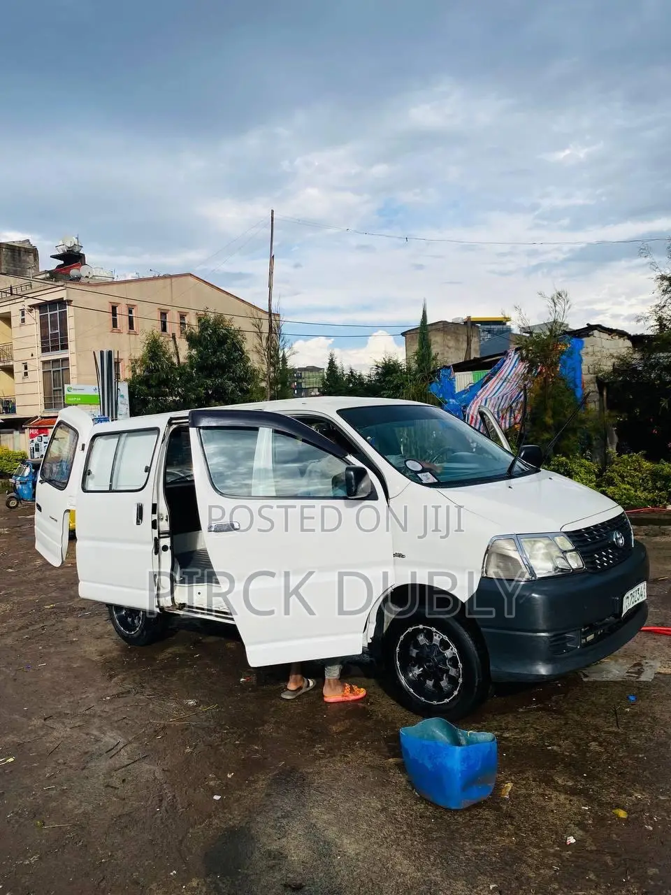 Toyota HiAce 220 2007 White
