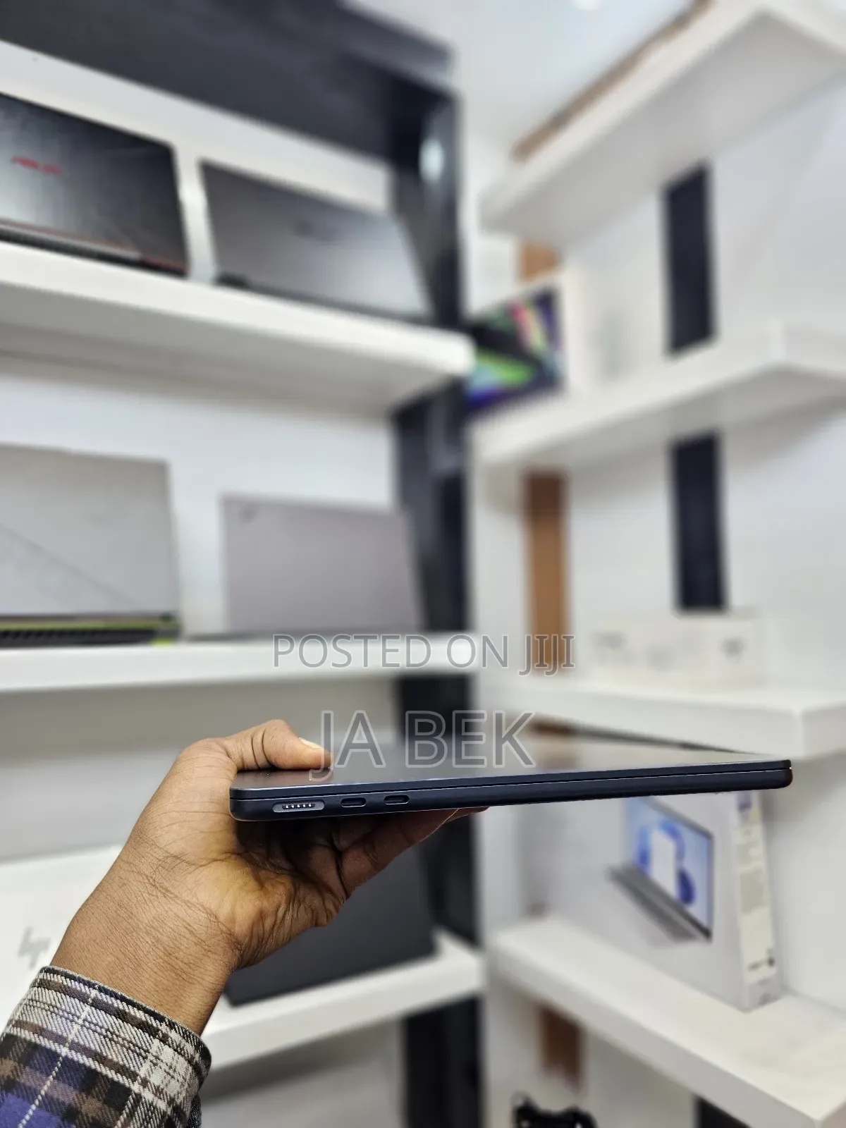 New Laptop Apple MacBook Air 2025 M4 13-Inch 16GB Apple M4 SSD 256GB