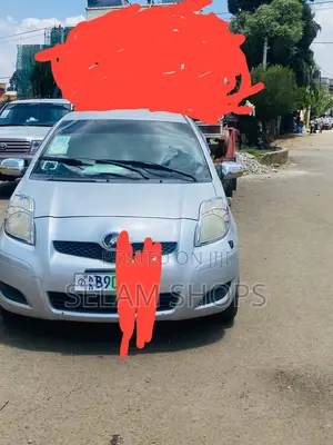 Photo - Toyota Yaris 2010 Silver