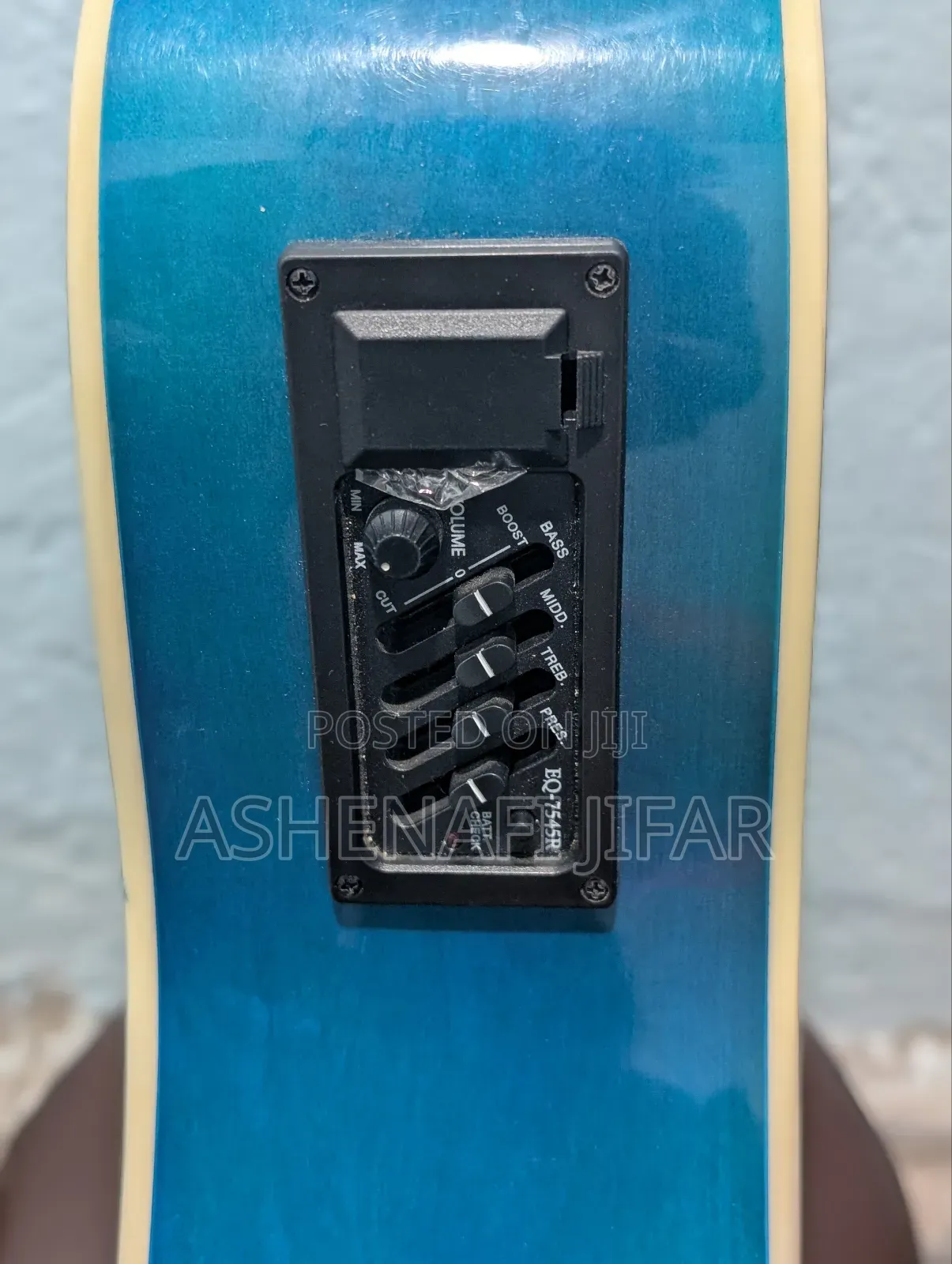 Siltron Box Guitar With Capo Bag