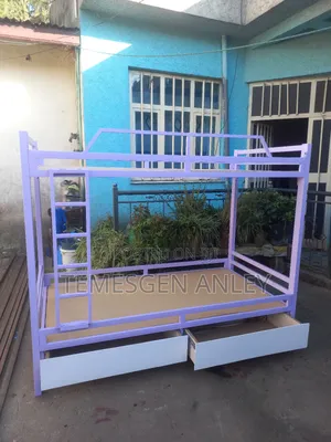 በጣም ዘመናዊ ተደራራቢ አልጋ