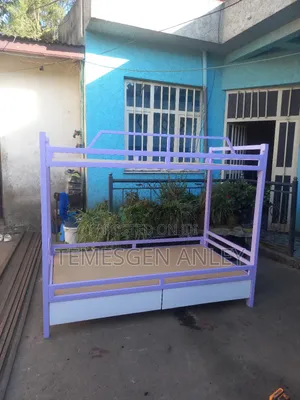 በጣም ዘመናዊ ተደራራቢ አልጋ