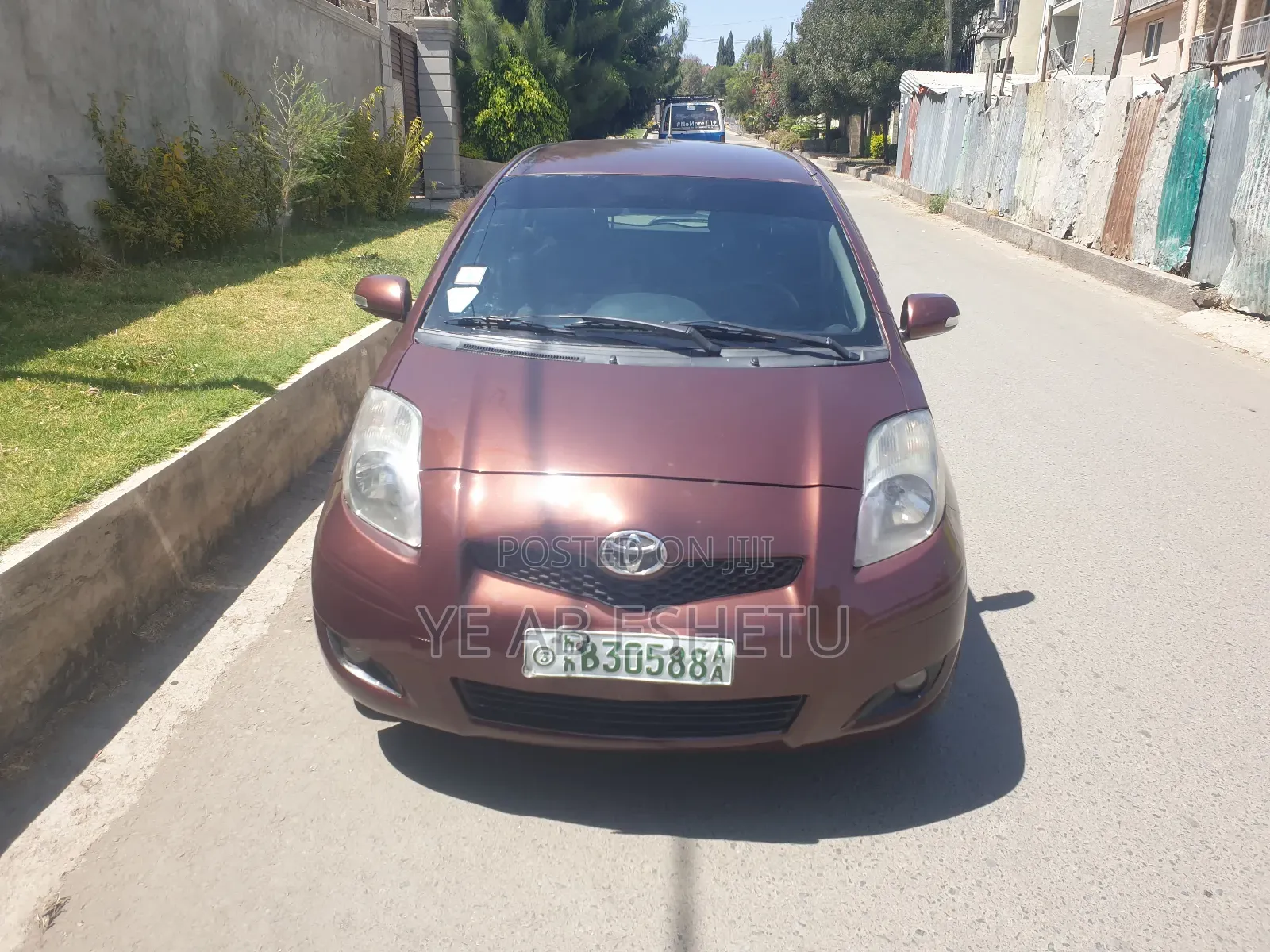 Toyota Yaris Base Hatchback 5dr 2010 Burgundy