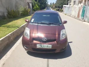 Photo - Toyota Yaris Base Hatchback 5dr 2010 Burgundy