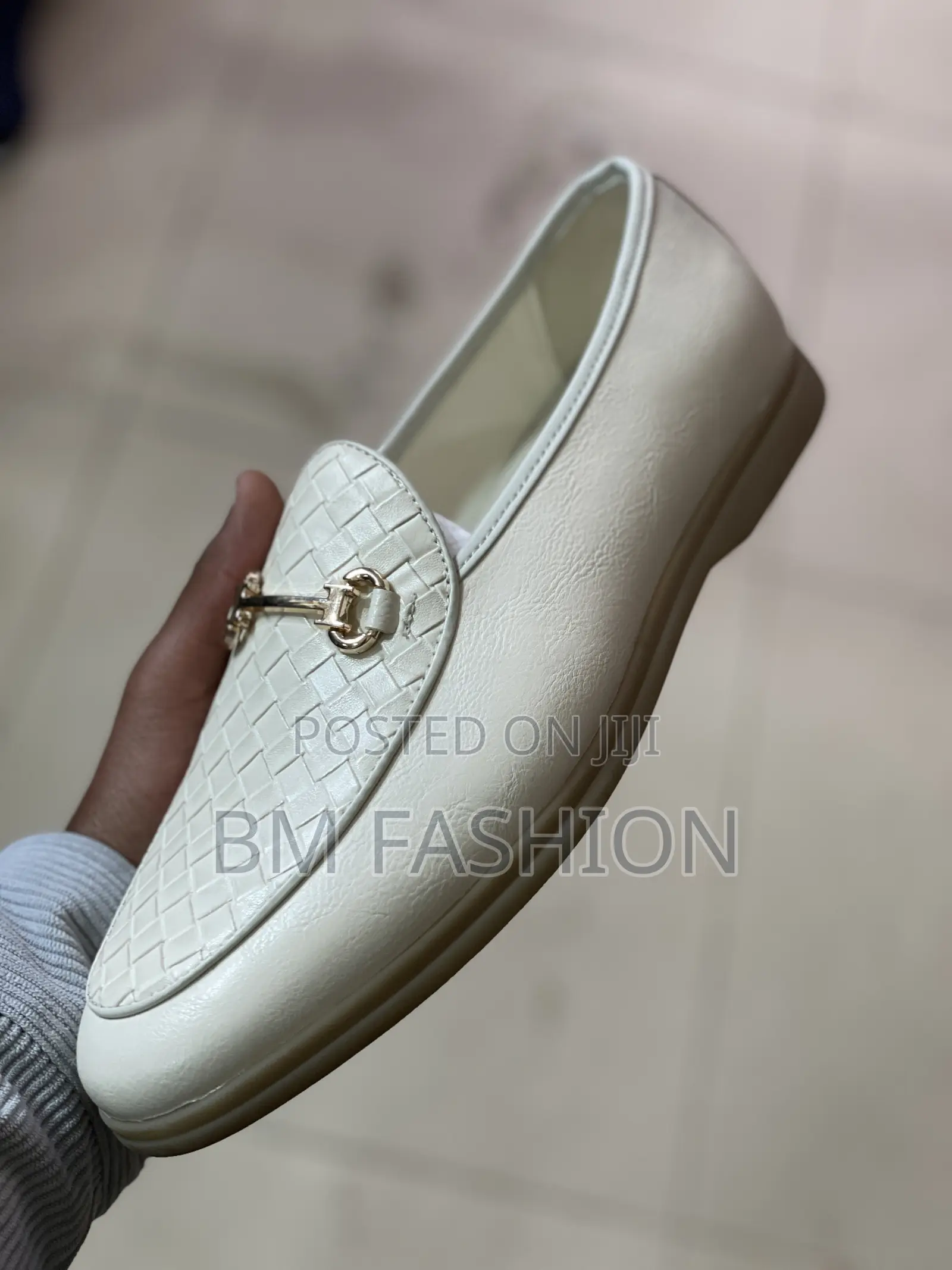 White Loafers Pu Leather With a Gold-Tone