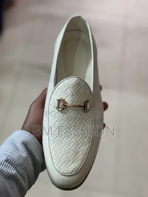 White Loafers Pu Leather With a Gold-Tone
