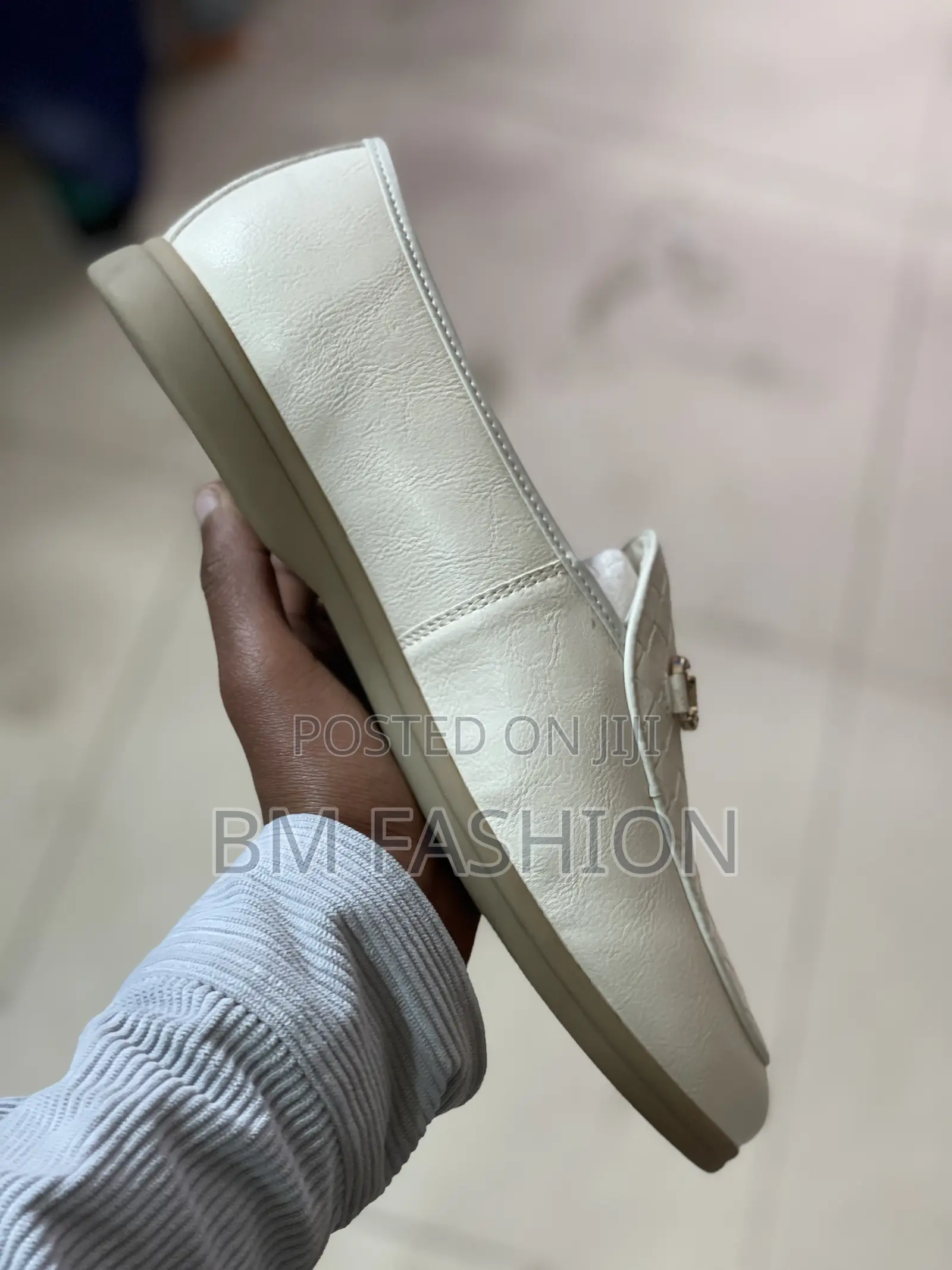 White Loafers Pu Leather With a Gold-Tone