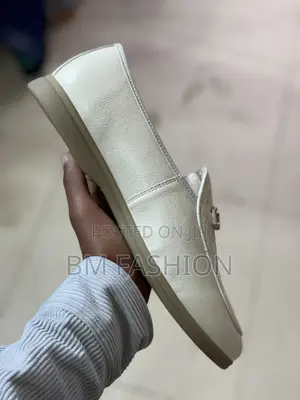 White Loafers Pu Leather With a Gold-Tone