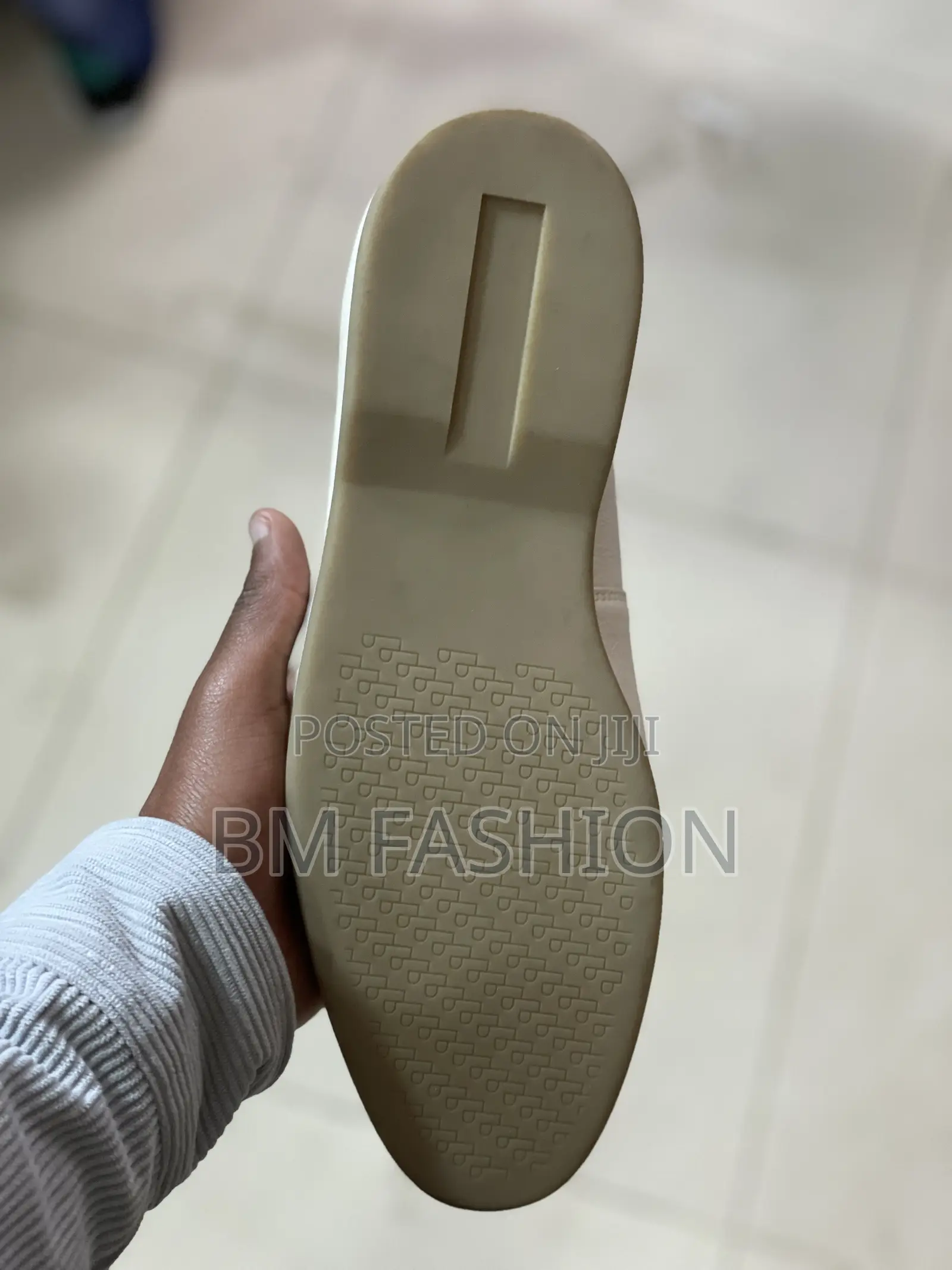 White Loafers Pu Leather With a Gold-Tone